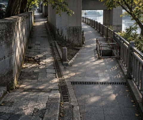桥脚前的两条窄路